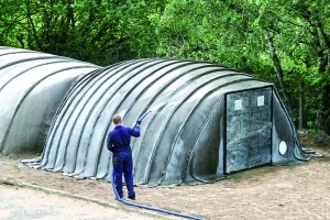 La Concrete Canvas Shelter (c’est son nom) est une grande tente.