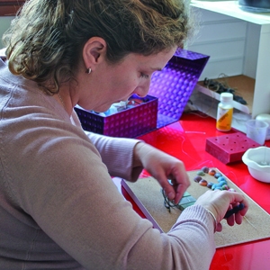 Dans son ancien atelier de Lyon, Sandrine Mansoutre monte des colliers de perles en béton. Ses lieux d’expérimentation se sont succédés au gré de ses expatriations, de Casablanca, Bergame, Lyon et enfin, Paris depuis 2017. [©Photos Tutti Concreti]