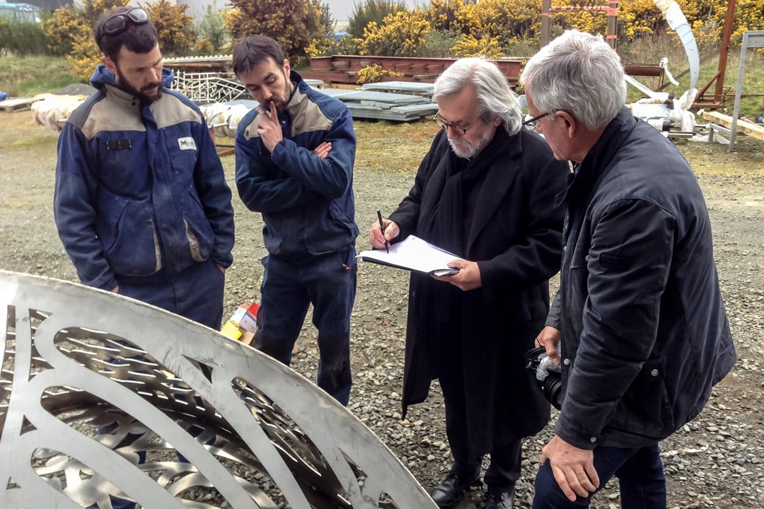 -« A partir de quelques esquisses, les équipes de Métafer savent retranscrire mes idées. Ce sont de véritables compagnons de route »,  insiste le sculpteur. [©Jean Divry]