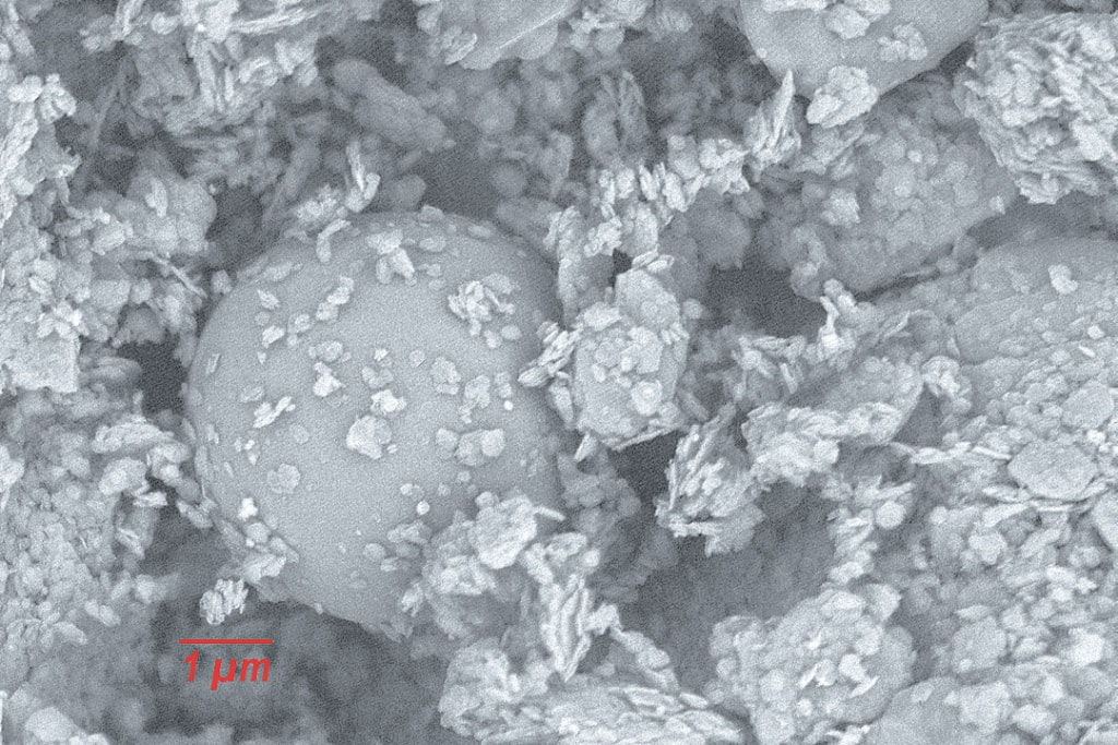 Sphères d’accrétion de particules de métakaolin, particules de quartz et métakaolin pour la plus petite échelle. [©Argeco Développement]