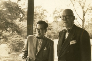 Sakakura et Le Corbusier à la Villa Katsura, Kyoto. [©Agence nationale japonaise des affaires culturelles]