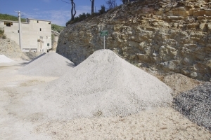 Granulats aggneo de la carrière de Cassis de LafargeHolcim. Une marque qui s'ancre dans la valorisation et l'économie circulaire des matériaux [©ACPresse]