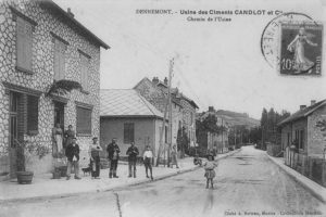 Vue sur la rue de l’usine qui deviendra la rue Emile Zola en 1930, bordée de maisons d’ouvriers construites peu de temps avant, avec le ciment fabriqué par l’usine de Follainville-Dennemont (78). [©Samuel Boureille]