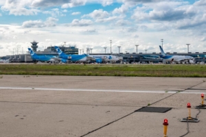 Une rénovation complète de la piste 2 de l’aéroport d’Orly a été entreprise en juillet 2023. Un chantier de 128 ha qui met en avant le réemploi des matériaux dans le secteur aéroportuaire. [©ACPresse]