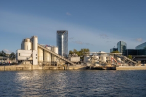 Malgré les volontés gouvernementales, il est parfois difficile pour les industriels de s’inscrire dans un tissu urbanisé. Centrale à béton Cemex de Port Victor, à Paris. [©ACPresse]