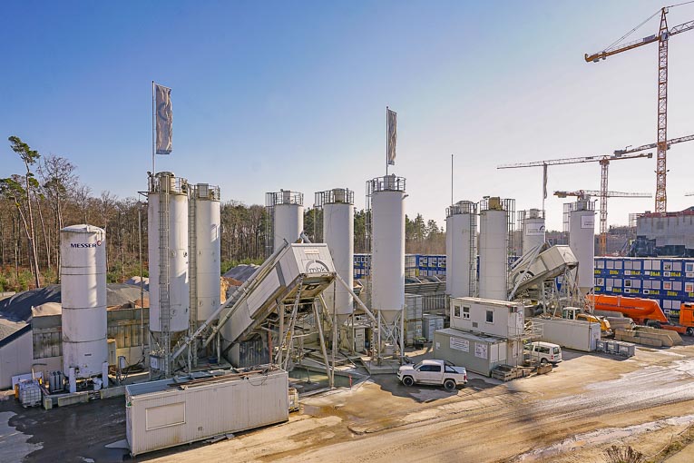 Ensemble, les centrales Euromix 3000 (au premier plan) et Euromix 3300 atteignent un débit maximum de 275 m³/h de béton. [©SBM Mineral Processing]