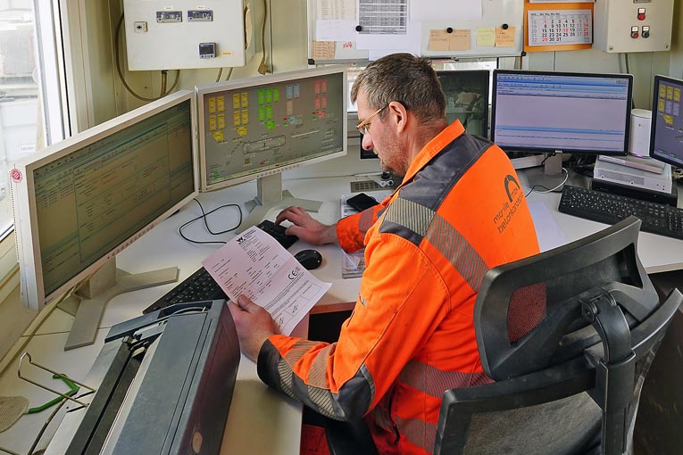 Mirko Thiele, chef de centrale chez MBK, assure le pilotage simultané des Euromix 3000 et Euromix 3300 depuis son poste de commande central. [©SBM Mineral Processing]