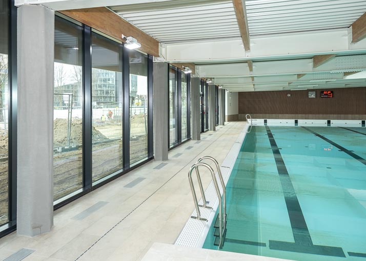 Une des subtilités de la piscine d’Aubervilliers (93) est la présence de 29 poteaux périphériques imprimés en béton. [©ACPresse]