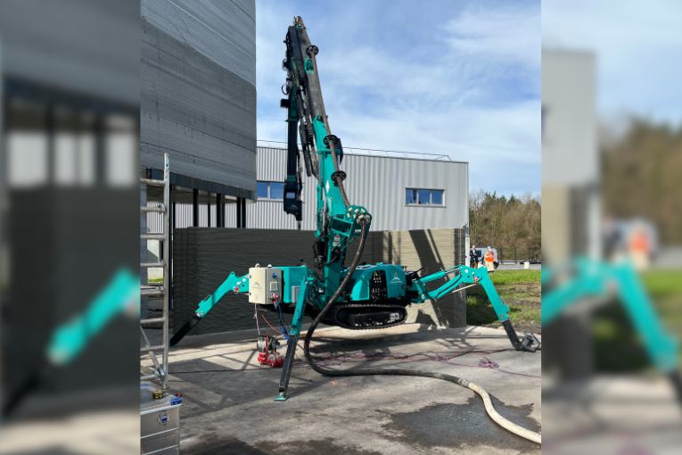 La MaxiPrinter a permis de concevoir les façades des bâtiments. Cette imprimante, qui se déplace sur chenille, se fixe au sol, grâce à ses pattes pour ensuite déplier son bras articulé afin d’imprimer. [©ACpresse]