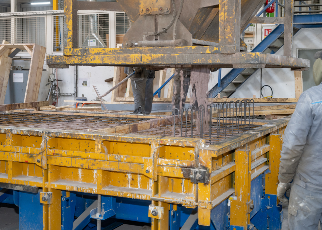 Les coffrages et les moules, souvent réalisés sur mesure, peuvent être en bois, en métal ou en matériaux composites. [©ACPresse]