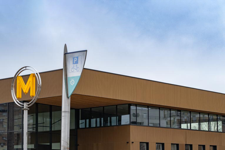 Le bâtiment est entièrement habillé d'un bardage couleur terre. [©ACPresse]