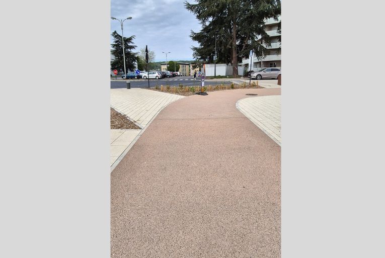 A Château-Thierry, Sols a réalisé plus de 2 200 m2 de cheminements piétons et 680 ml de pistes cyclables. [©Sols]