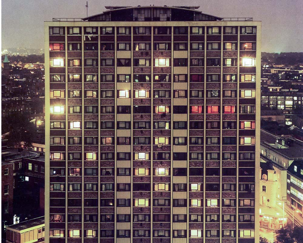 Dans son projet “London – A Modern Projec”, l’artiste capture un immeuble de logements sociaux en béton. [©Rut Blees Luxemburg, A modern Project, High Rise]