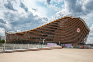 Le Centre aquatique de la ville de Saint-Denis assoit tout sa présence avec sa charpente en forme de “U” évasé. [©ACPresse]