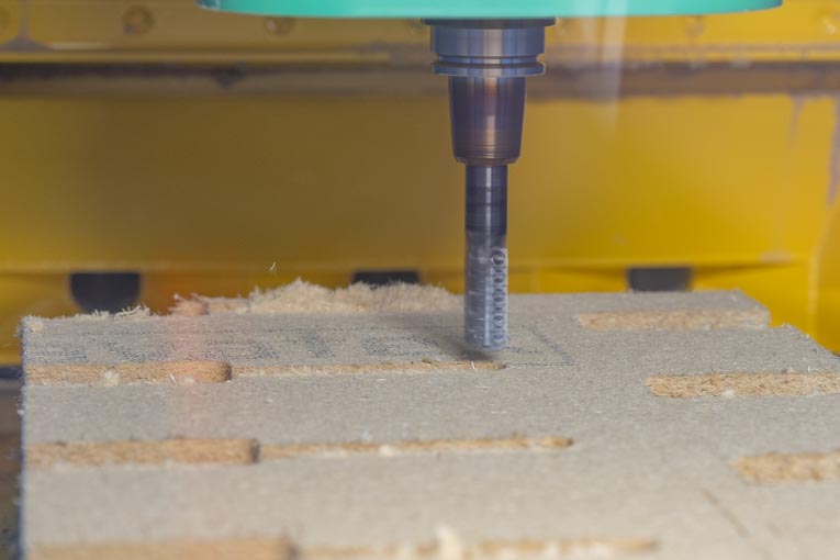 A2C Préfa – Progress Group. Rainurage des pains en fibres de bois.