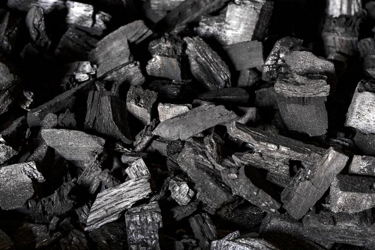 Le charbon de bois permet de produire du biochar. [©Bordet]