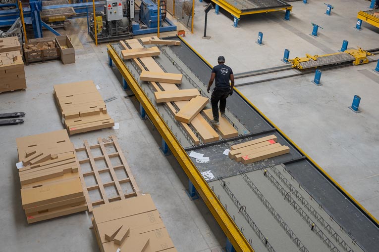 A2C Préfa – Progress Group. Pose des pains en fibres de bois.