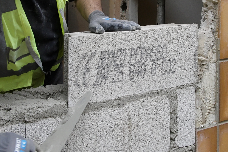 Bloc béton intégrant du carbonate de calcium biosourcé. [©Bronzo Perasso]