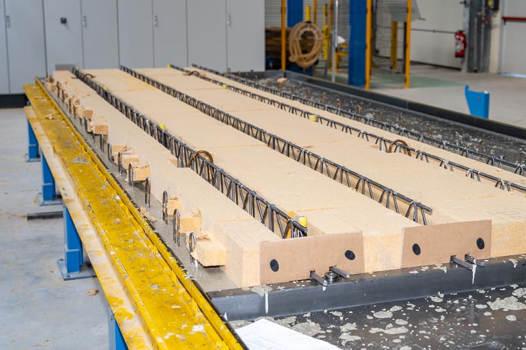 A2C Préfa – Progress Group. Dalle BB avant bétonnage des raidisseurs.