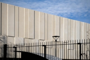 A Aubervilliers (93), le gymnase Guy Môquet a vu l’utilisation d’un ciment blanc Aalborg pour la réalisation de ses façades. [©ACPresse]