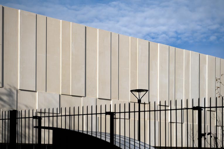 A Aubervilliers (93), le gymnase Guy Môquet a vu l’utilisation d’un ciment blanc Aalborg pour la réalisation de ses façades. [©ACPresse]