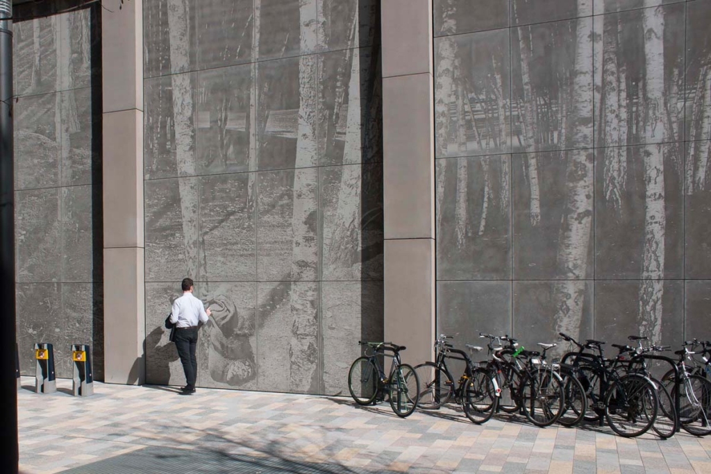 1- A l'heure du déjeuner à Westminster, un badaud explore l’œuvre d'art public “Silver Forest”. [©Rut Blees Luxemburg, Silver Forest, London]