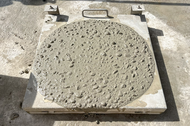 Le métakaolin donne une plus grande compacité au béton [©Colas]