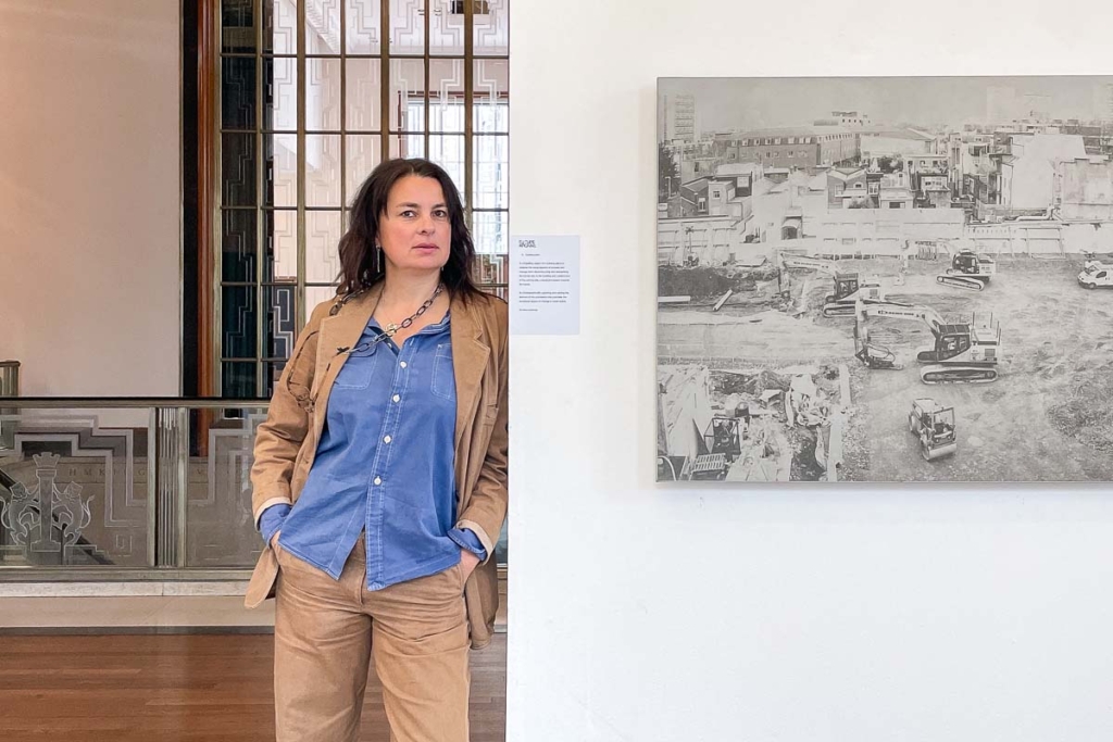 4-	Rut Blees Luxemburg devant son œuvre “Future Archive”, montrant le chantier Herzog & de Meuron du campus RCA, à l'Institut royal d'architecture britannique. [©Royal Institute of British Architecture]