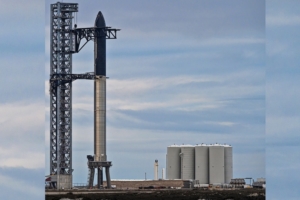 Le StarBase, pas de tir de la fusée SuperHeavy, de SpaceX, avec le Mechazilla et la table orbitale. [©SpaceX]