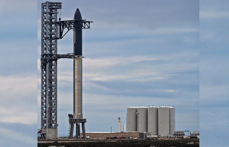 Le StarBase, pas de tir de la fusée SuperHeavy, de SpaceX, avec le Mechazilla et la table orbitale. [©SpaceX]