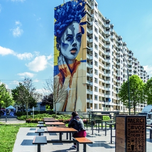 La façade de la rue Mathias Grunewald interpelle, aujourd’hui, par un visage d’une femme plein de couleurs, œuvre du graffeur Douronne. [©Dourone]