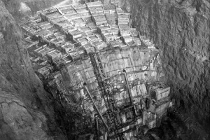 Le barrage Hoover en février 1934. On remarque les différentes sections qui s'élèvent indépendamment les unes des autres.