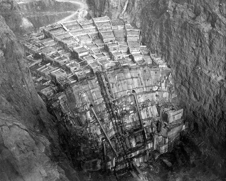 Le barrage Hoover en février 1934. On remarque les différentes sections qui s'élèvent indépendamment les unes des autres.