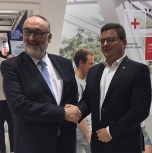 Patrick Liébus, président de la Capeb, et Benoît Fabre, président de Velux France, ont renouvelé leur partenariat. [©Capeb/Velux]