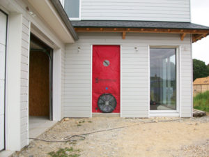 Les tests dits “de la porte soufflante” permettent de quantifier l’étanchéité à l’air d’une maison. [©Diagtherm]