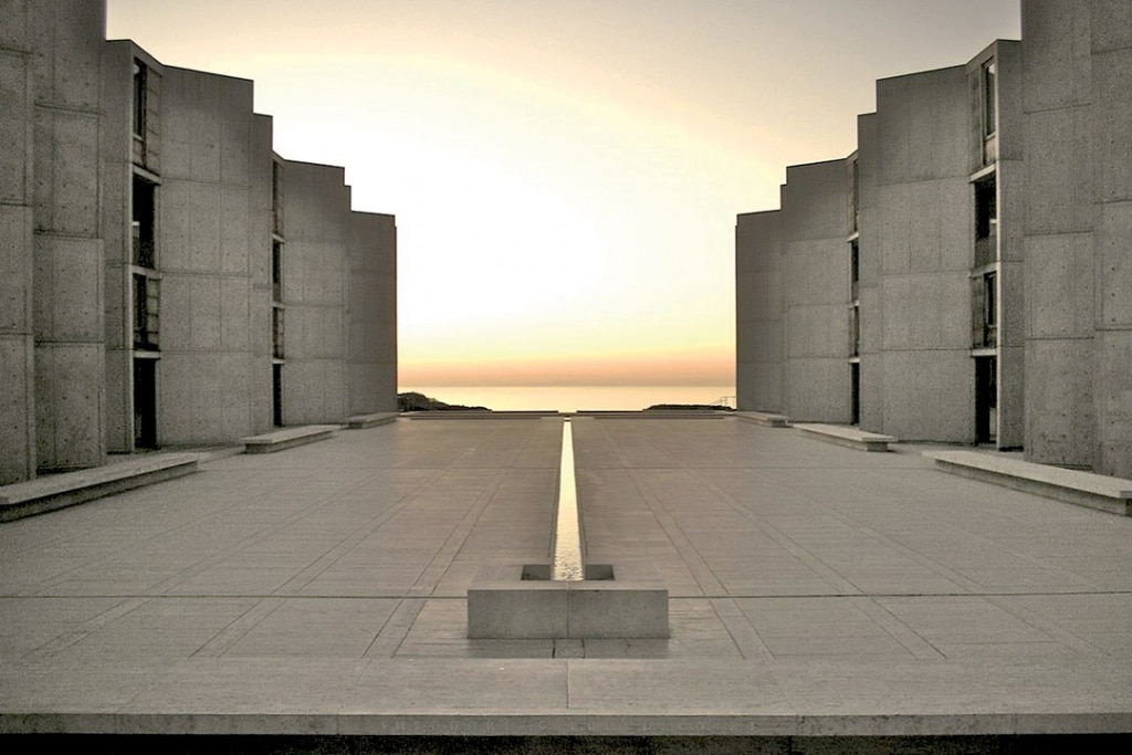 Le Salk Institute face à l’océan Pacifique témoigne de sa monumentalité.