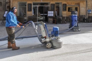 Opération de boucharge d’un béton d’aménagement en centre urbain. [©Blastrac]