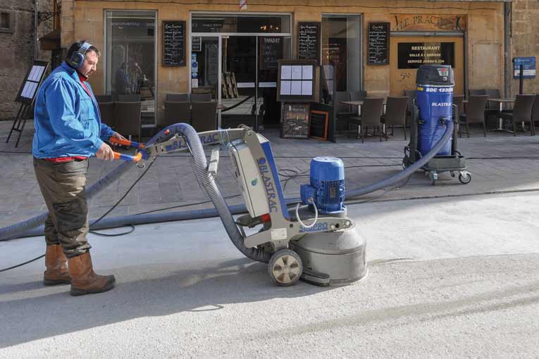 Opération de boucharge d’un béton d’aménagement en centre urbain. [©Blastrac]