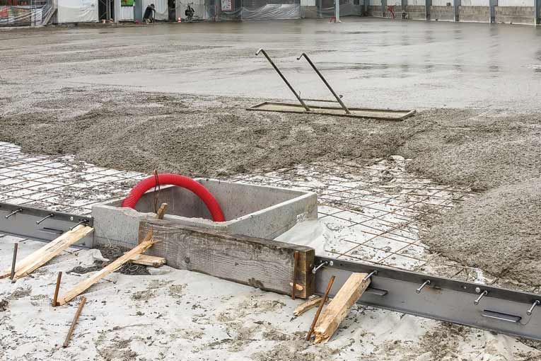 Réalisation d’une aire extérieure de stockage de matériaux de construction. Le dallage avec joints sciés intègre 20 kg/m3 de Dramix 3D 45/50 BL et un treillis technologique ST15C. [©Bekaert]