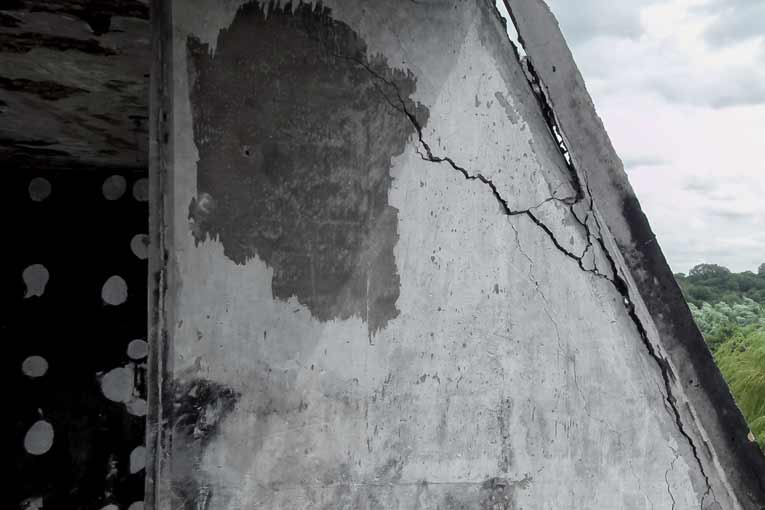 Les fissures ne sont que le symptôme d’une pathologie plus au moins grave du béton.  [©Freyssinet]