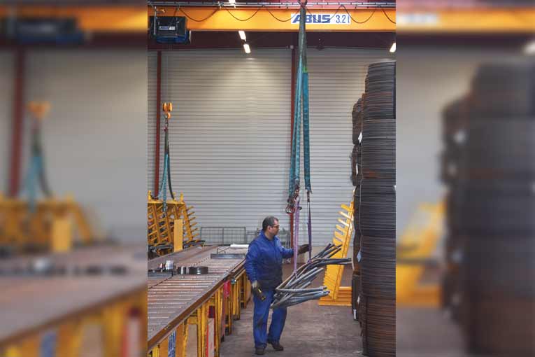 Les opérations de coupe et de façonnage se font à hauteur d’homme, un pont roulant assurant le déplacement des armatures. [©Gérard Guérit]