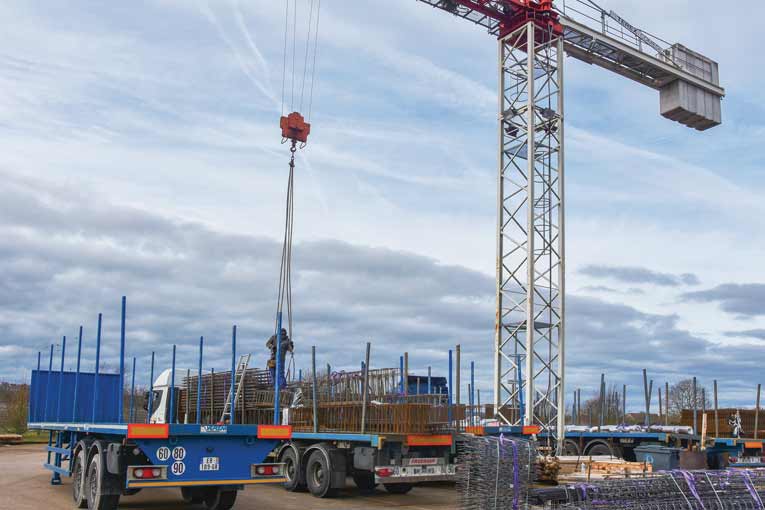 Les personnels sont formés aux différents Caces : chariots élévateurs, grue à tour, ponts roulants, grues embarquées sur camions… Le transport est externalisé de façon progressive. [©Gérard Guérit]