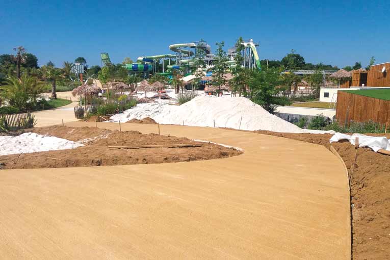 Sika a fourni la solution ColorCrete Terre de Dordogne pour rappeler les teintes du sable sur le chantier du O’Gliss Park. [©Sika]