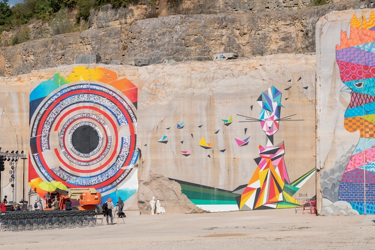 Un impressionnant front de taille de 250 m de long et 15 m de haut est devenue le terrain de jeu de Street artistes du monde entier. [©Michel Joly]