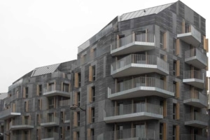 Rue Saussure, dans le XVIIe arrondissement de Paris, l’architecte Thibaut Robert signe un ensemble de logements aux façades matricées, décrites dans une sorte d’oxymore, comme étant d’un “noir lumineux”. [©ACPresse]