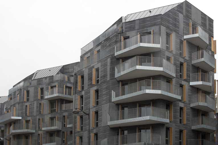 Rue Saussure, dans le XVIIe arrondissement de Paris, l’architecte Thibaut Robert signe un ensemble de logements aux façades matricées, décrites dans une sorte d’oxymore, comme étant d’un “noir lumineux”. [©ACPresse]