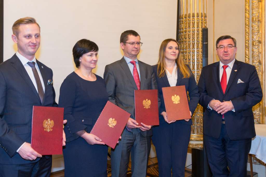 A gauche, Jacek Milewski (Crist), Magdalena Credo-Czubaj (Oknoplast) et Tomasz Mlynarski, ambassadeur de la République de Pologne en France. Au centre, les représentants des sociétés Forte (meubles) et KGHM Polska Miedz (extraction cuivre et argent). [©ACPresse]