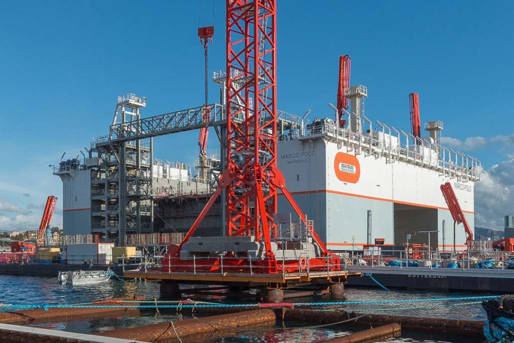 Caissonnier Marco Polo, sur le port de Marseille. Il a été construit par la société Crist, à Gdynia, en Pologne. [©ACPresse]