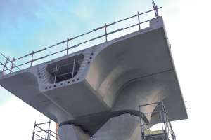 Pose d’un voussoir en béton précontraint sur le chantier de construction du viaduc de la ligne 2 du métro de Rennes. [©DR]