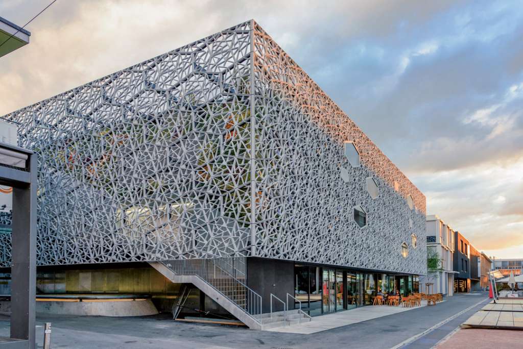 Résille en Bfup SmartUP (ex-BCV) de Vicat, sur un bâtiment dans le quartier du Flon Lausanne. Ce Bfup intègre une part importante de fumée de silice. [©Vicat]